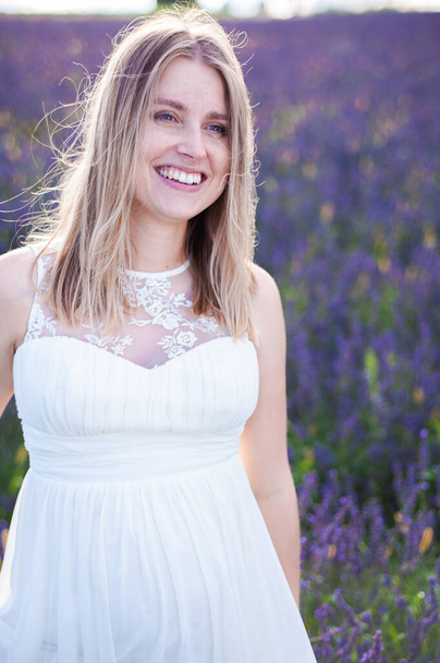 Perfect smiling blonde bride, woman portrait outdoor - Foto, imagen