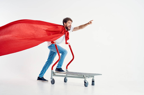 Erkek süper kahraman izole edilmiş bir arkaplan taşıyor - Fotoğraf, Görsel