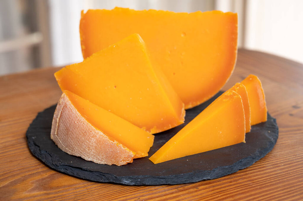 Kolekce sýrů, francouzský žlutý sýr mimolette z kravského mléka - Fotografie, Obrázek