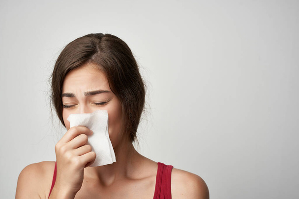mujer fría con problemas de salud con el pañuelo virus de la gripe - Foto, imagen