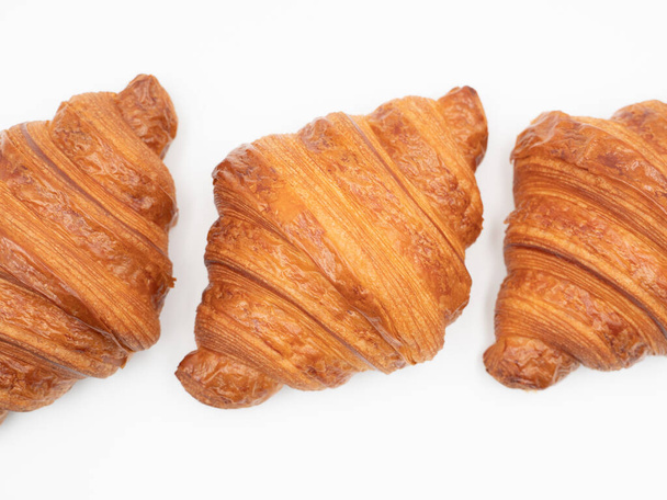 Croissant francesi freschi su sfondo bianco. - Foto, immagini