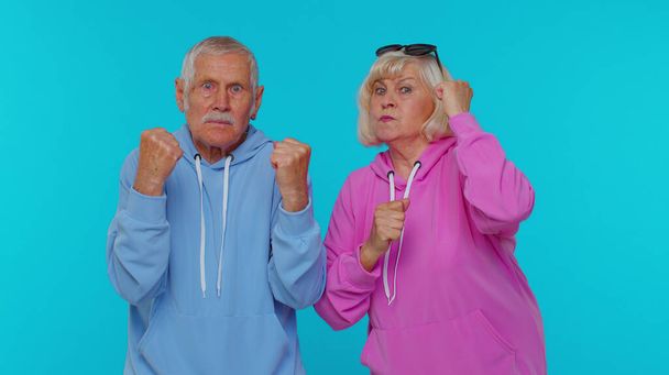 Недовольные пожилая пара мужчина мужчина женщина бабушка и дедушка жестом руки с раздражением и недовольством - Фото, изображение