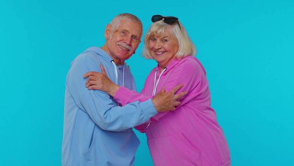 Alegre pareja madura encantadora hombre mujer abuelos sonriendo abrazos disfrutando de estilo de vida juntos - Foto, Imagen