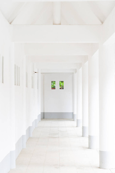 Un corridoio bianco pulito e puro - Foto, immagini
