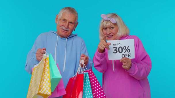 Avós seniores mostrando sacos de compras e até 30 por cento Fora do banner texto, Black Friday feriado - Foto, Imagem