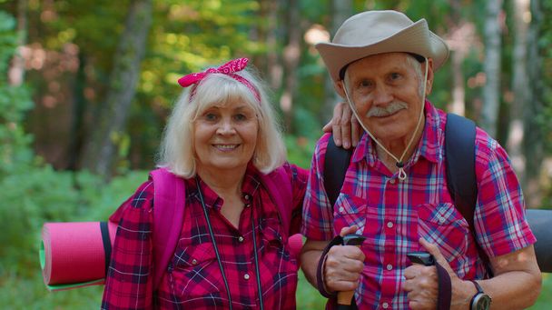 シニア高齢者祖母祖父トレーニングノルディックウォーキングとともにスキートレッキングポールで木 - 写真・画像