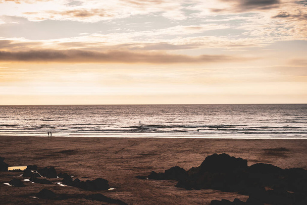 Näkymä merelle rannalta auringonlaskun aikaan - Valokuva, kuva