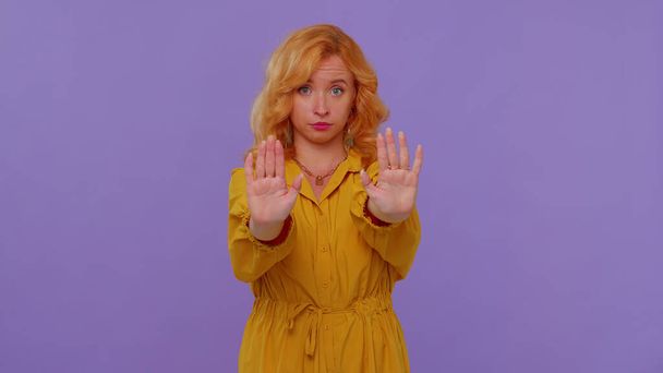 Девушка говорит, не держать ладонь сложенными скрещенными руками в стоп-жест, предупреждение о отделке, запрещенный доступ - Фото, изображение