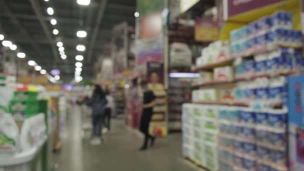 Szupermarket bolt emberekkel és néhány áru, homályos - Felvétel, videó