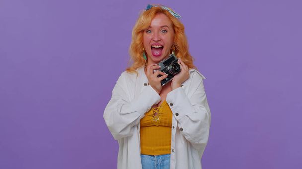 Nainen turisti valokuvaaja ottaa kuvia retro kamera ja hymyillen, matka kesäloma - Valokuva, kuva