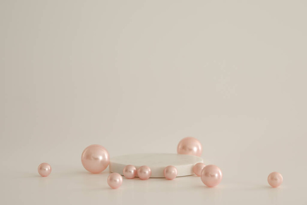 Valkoinen marmori korokkeella valkoisella taustalla vaaleanpunainen helmiä. Korokkeella tuote, kosmeettinen esitys. Luova valeasu. Kauneudenhoitotuotteiden jalusta tai jalusta. - Valokuva, kuva