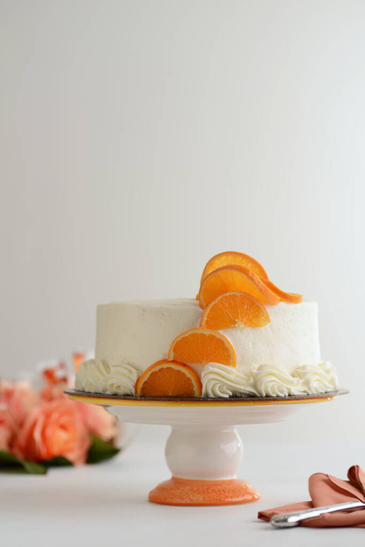 vanilla cake with orange slices on a cakestand - Foto, Bild