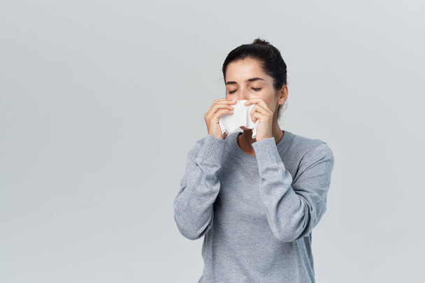 donna scontenta naso che cola raffreddore problemi di salute trattamento - Foto, immagini