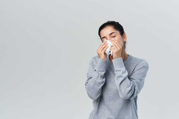 mujer que se limpia la nariz con un pañuelo gripe problemas de salud tratamiento - Foto, Imagen