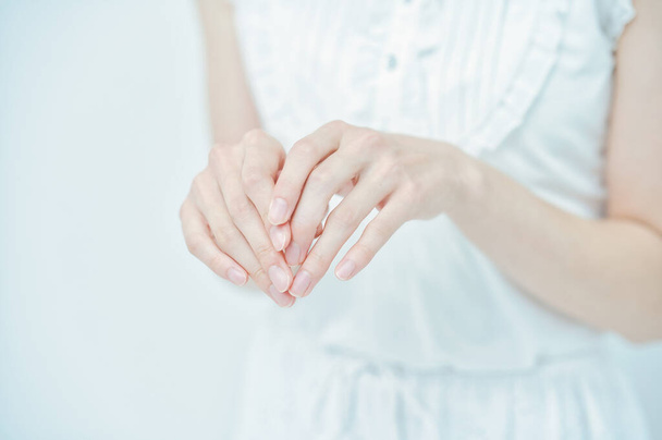 Beide Hände einer Frau in weißen Kleidern - Foto, Bild
