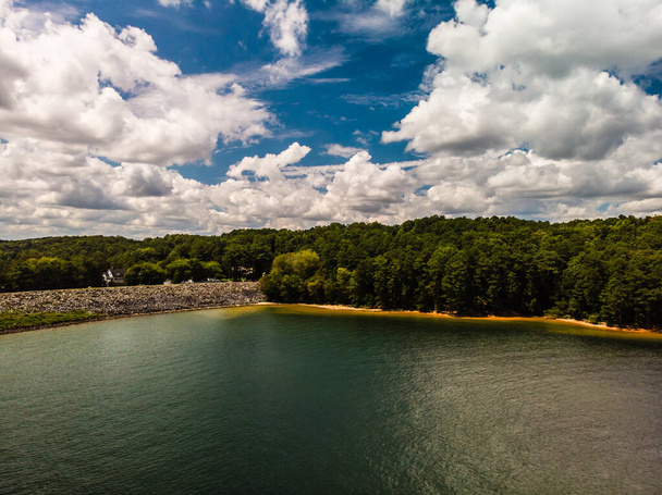 Vista aerea del bellissimo lago Allatoona in Georgia, una destinazione popolare per i locali che godono di attività acquatiche, canottaggio, jet ski nel lago in una calda giornata estiva. - Foto, immagini