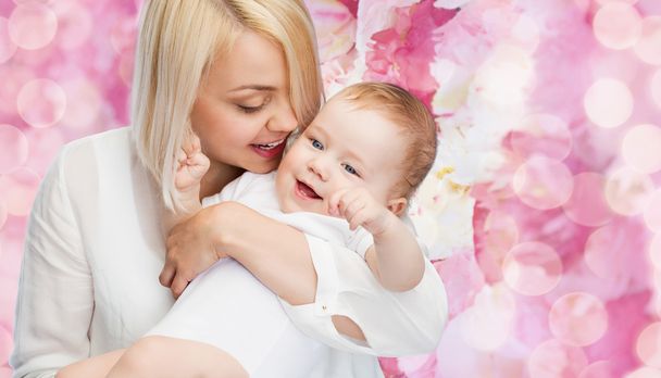 Gelukkig moeder met glimlachende baby - Foto, afbeelding