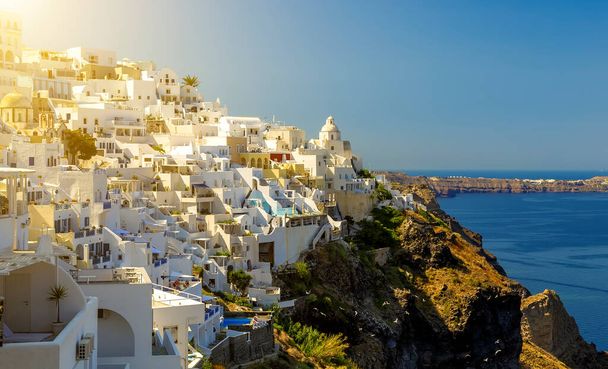 Napfényes reggeli kilátás Santorini szigetére. Festői tavaszi jelenet a híres görög üdülőhely Fira, Görögország, Európa. Utazási koncepció háttér. Instagram szűrő tónusú. - Fotó, kép