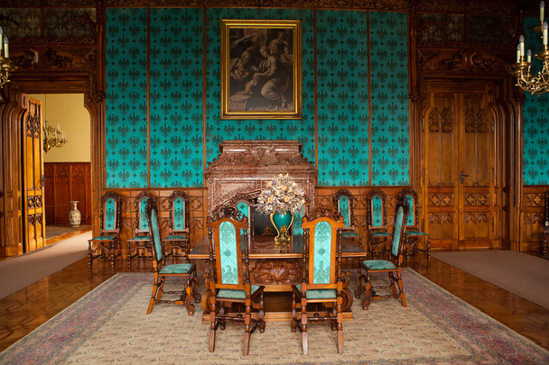 wnętrza pałacu w Europie, ścienne z drewna, starych mebli - Zdjęcie, obraz