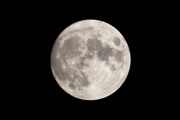 Wolf Moon. Super full moon with dark background. Madrid, Spain, Europe. Horizontal Photography. 25. January. 2024. Moon. Supermoon. Sulfur. Conjunction. Venus. Saturn. Jupiter. First moon year. - Foto, imagen