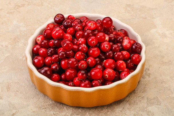 Zoete en lekkere biologische cranberry in de kom - Foto, afbeelding