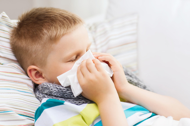 garçon malade avec la grippe à la maison
 - Photo, image