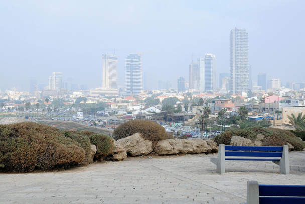 Vista da cidade nebulosa de Tel-Aviv em Israel
 - Foto, Imagem