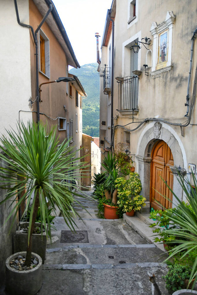 Egy utca Rivello történelmi központjában, egy középkori város Basilicata régióban, Olaszország. - Fotó, kép