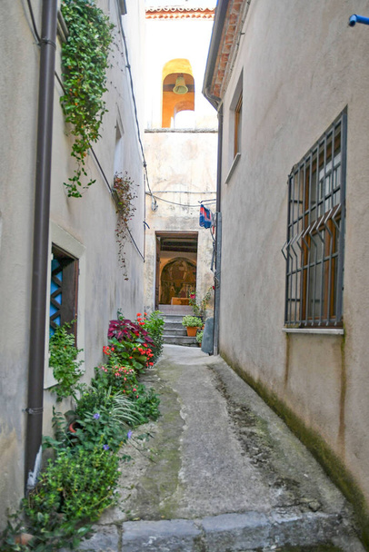 Улица в историческом центре Ривелло, средневекового города в регионе Ликата, Италия. - Фото, изображение