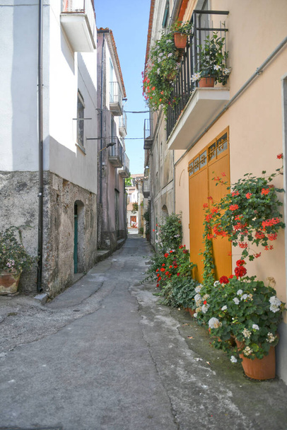 Una calle en el centro histórico de Rivello, una ciudad medieval en la región de Basilicata, Italia. - Foto, imagen
