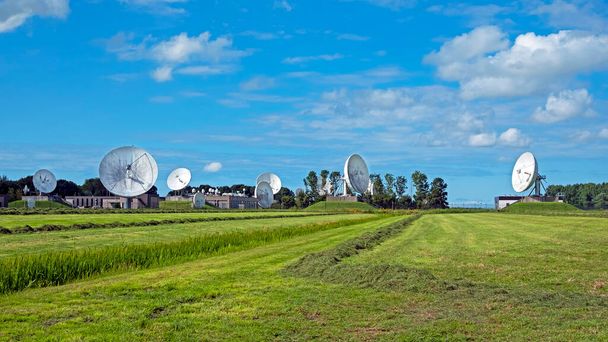 Grote schotelontvangers voor satellietcommunicatie in Burum Nederland - Foto, afbeelding