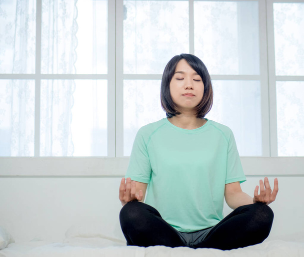 Junge lächelnde attraktive Yogi-Frau praktiziert Yoga - Foto, Bild