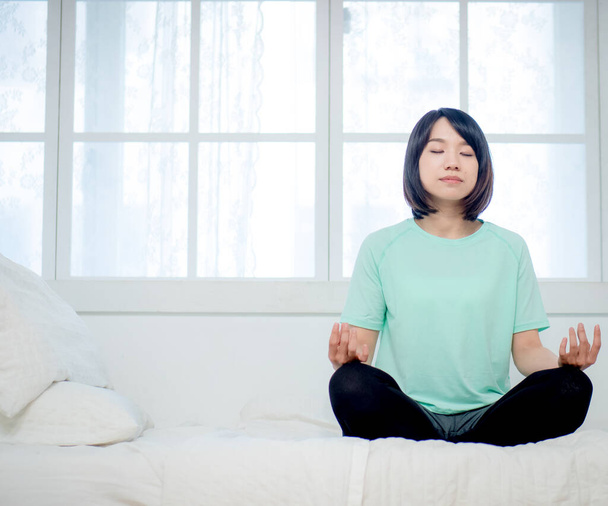 Mladý usmívající se atraktivní jóga žena cvičit jógu - Fotografie, Obrázek