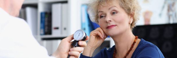 Médico mide la presión arterial de la mujer mayor - Foto, imagen