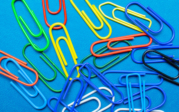 graffette colorate per ufficio su sfondo blu - Foto, immagini