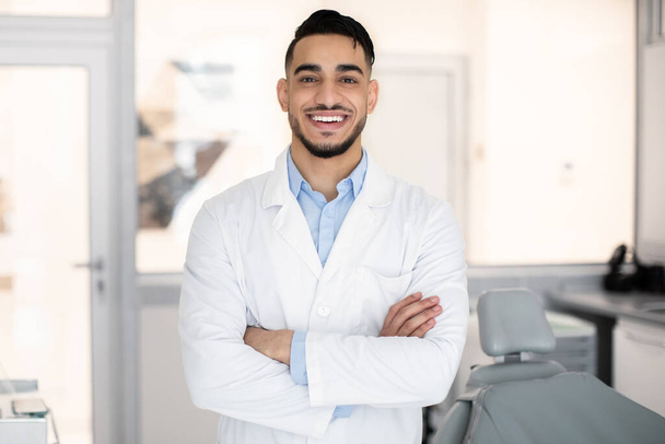 Stomatolojik Hizmetler. Gülümseyen Arap Dişçi Doktor Portresi - Fotoğraf, Görsel