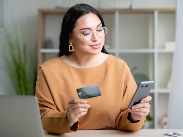 bank payment business woman online shopping - Fotografie, Obrázek