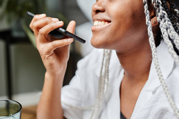 glimlachende vrouw houden smartphone close-up - Foto, afbeelding