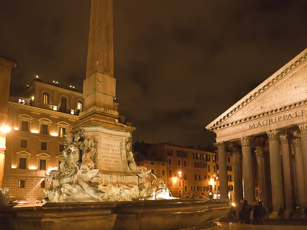 Le Panthéon de Rome la nuit est un lieu magique
 - Photo, image