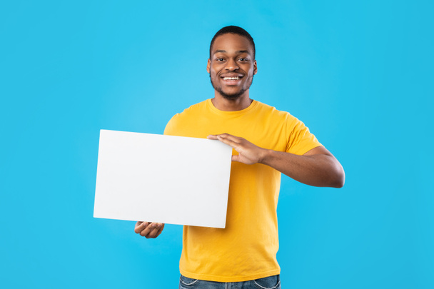 黒い男テキストのためのスペースを持つポスターを表示,青の背景 - 写真・画像