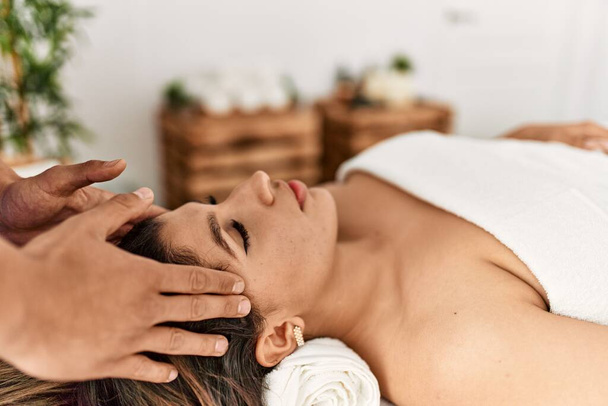 Mulher reciving massagem na cabeça no centro de beleza. - Foto, Imagem