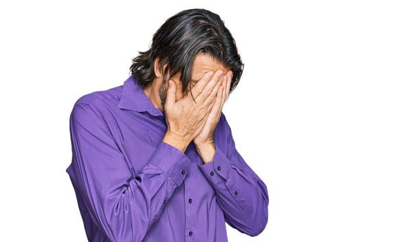 Pohledný muž středního věku v pracovní košili se smutným výrazem, zakrývající obličej rukama, zatímco brečí. deprese koncept.  - Fotografie, Obrázek