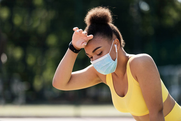 Mujer con mascarilla protectora mientras hace ejercicio - Foto, imagen