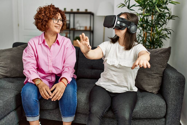 Idős anya és le szindróma lánya otthon játszik virtuális valóság videojátékok - Fotó, kép