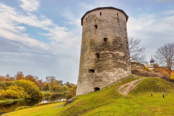 A dilapidated Gremyachaya tower on Gremyachaya hill in Pskov on the Bank of the Pskova river - Fotoğraf, Görsel