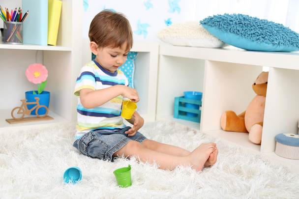 boy playing in room - Foto, afbeelding