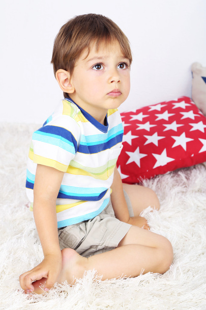 boy with pillow in room - Φωτογραφία, εικόνα