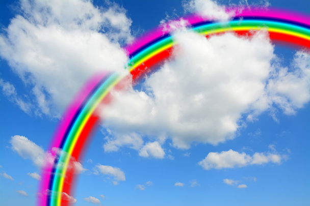 nubes blancas y cielo azul con un colorido arco iris
 - Foto, imagen