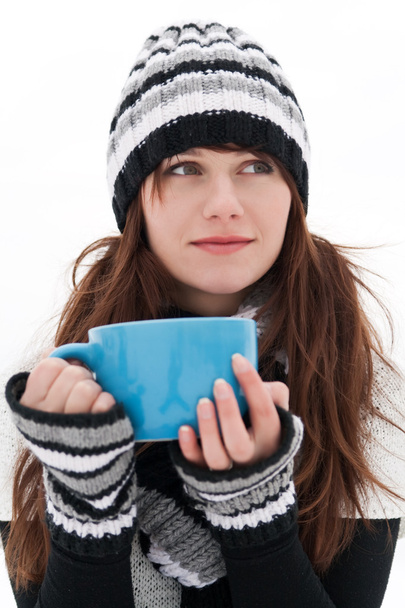 Mädchen träumt und hält eine blaue Tasse in der Hand - Foto, Bild