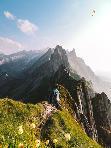 pár mužů a žen sledujících západ slunce ve švýcarských Alpách, Altenalpturm pohled ze Schafleru, Alpstein, Švýcarsko - Fotografie, Obrázek